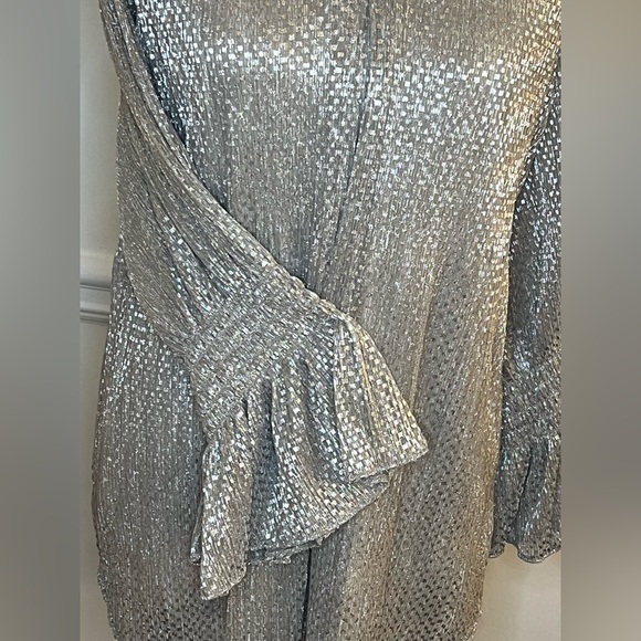 Alfani Women’s V-Neck Metallic Bell Sleeve Pullover Blouse. Medium. - Picture 3 of 10